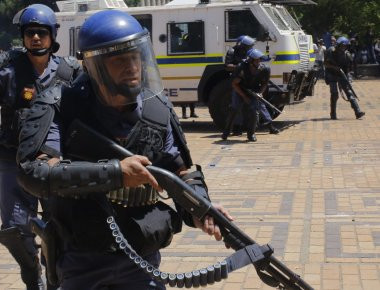 Ν.Αφρική: Στο δικαστήριο οδηγήθηκαν πέντε άνδρες που κατηγορούνται για κανιβαλισμό